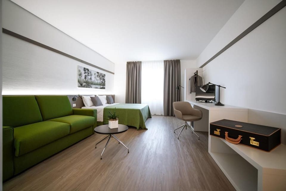 Junior Suite (Executive) | Living room | 32-inch LCD TV with premium channels, TV