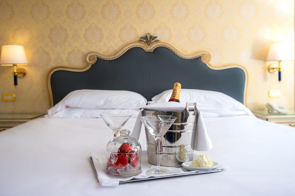 Deluxe Double Room, Canal View | In-room dining