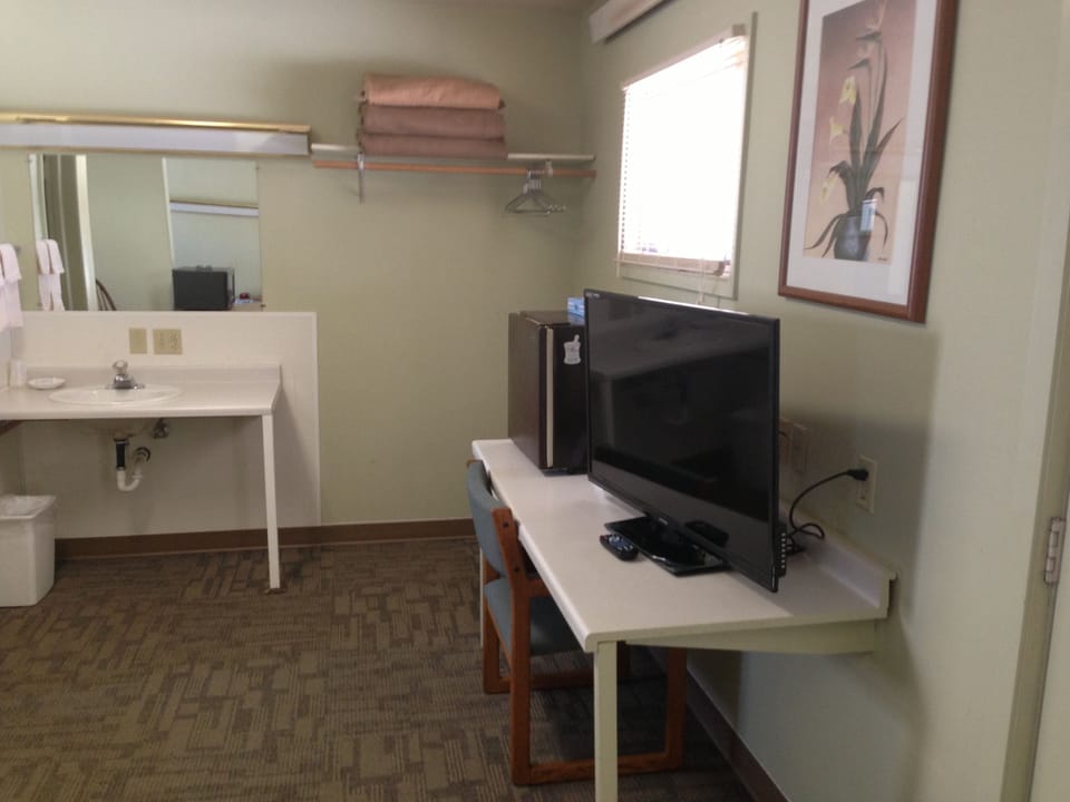 Standard Triple Room, Multiple Beds | Desk, iron/ironing board, free WiFi, bed sheets