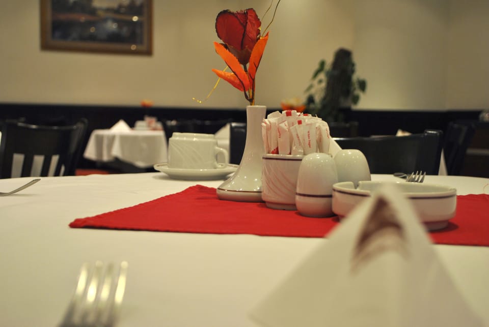 2 restaurants; lunch and dinner served