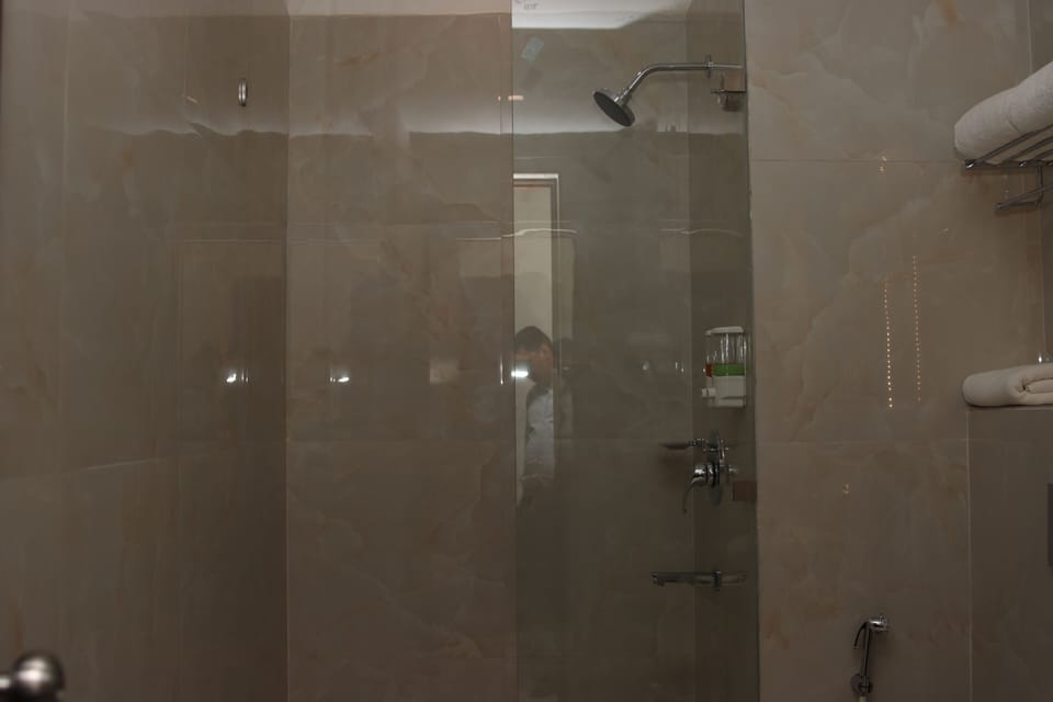 Executive Room, 1 Double Bed | Bathroom | Shower, rainfall showerhead, free toiletries, hair dryer