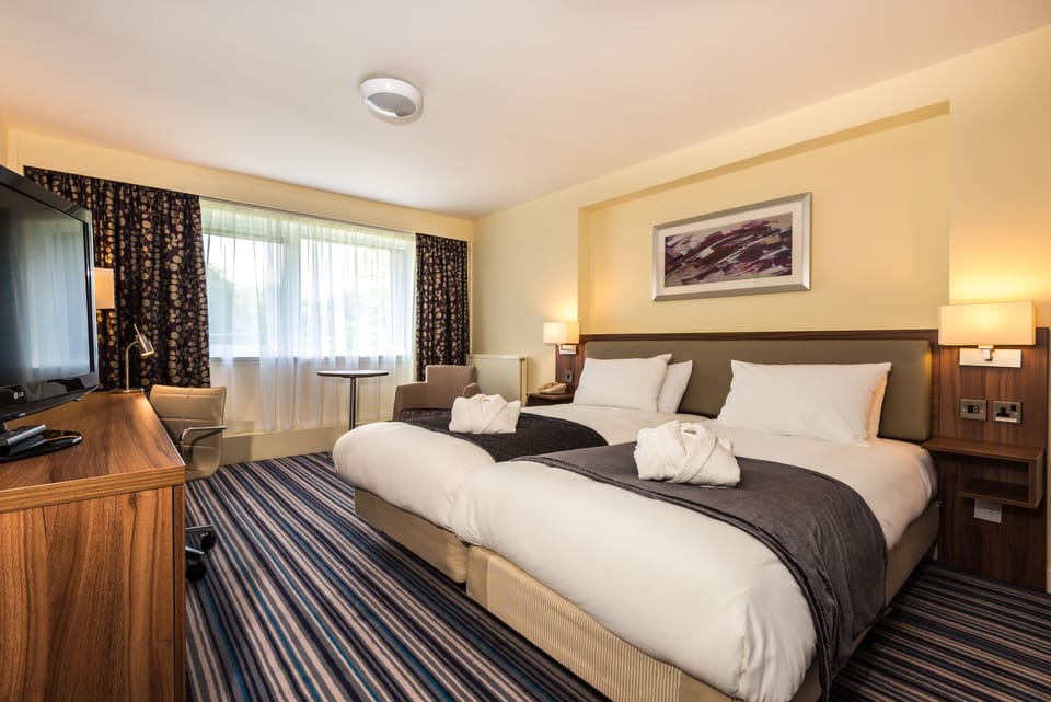 Executive Room, Non Smoking (2 Beds) | In-room safe, desk, laptop workspace, iron/ironing board
