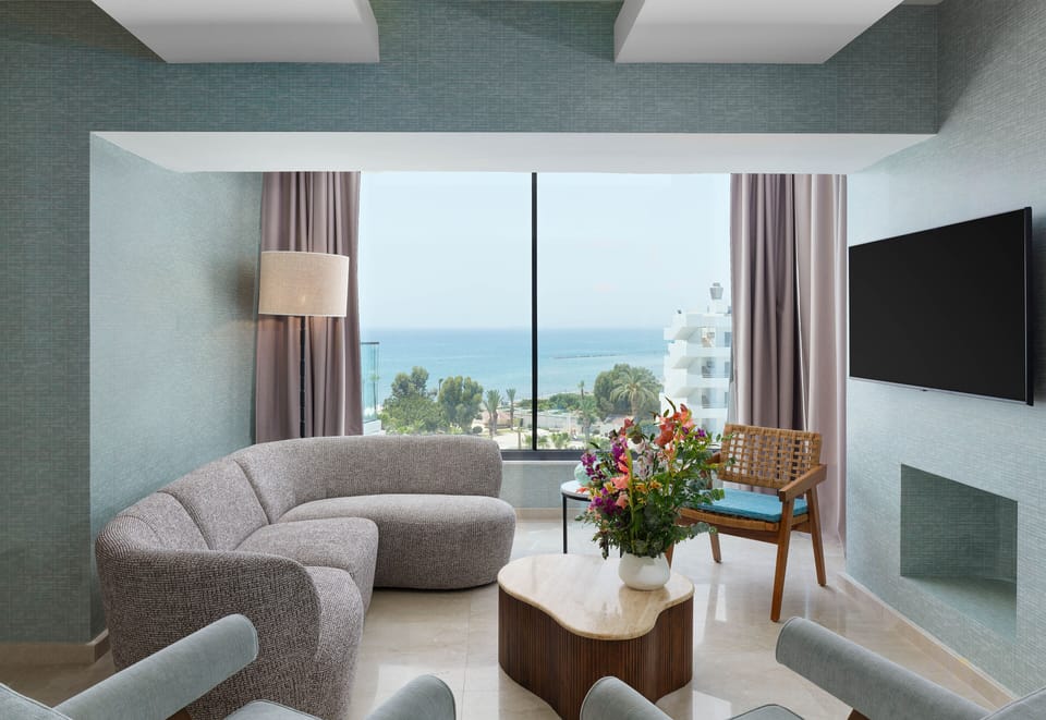 Presidential Suite | Living area | 40-inch flat-screen TV with satellite channels, TV