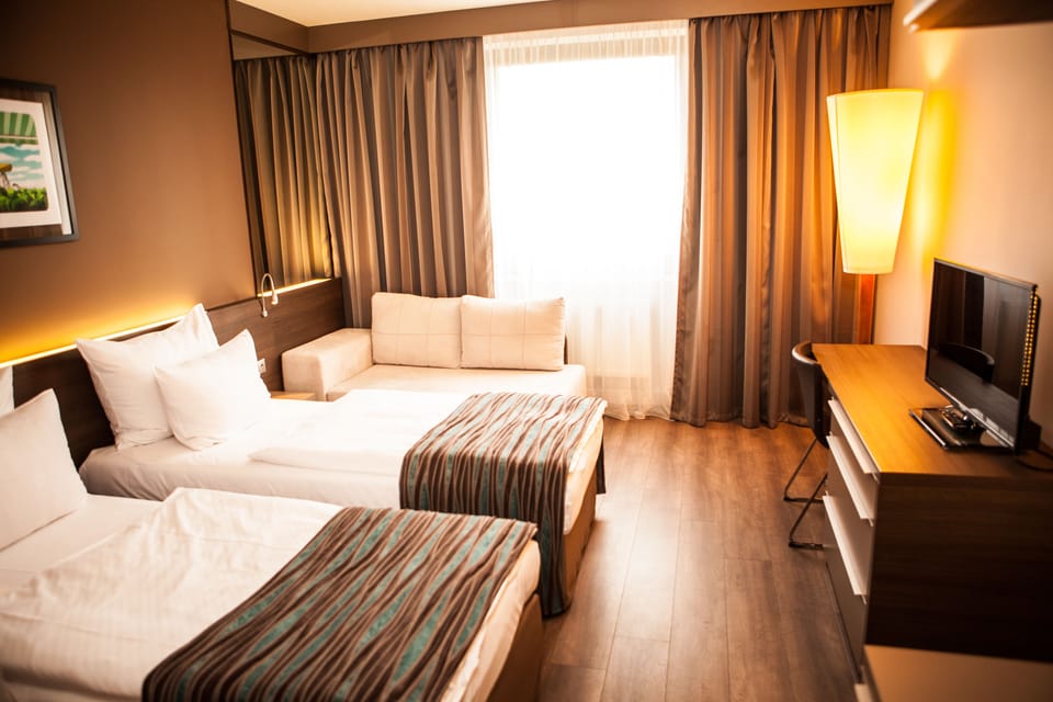 1 bedroom, hypo-allergenic bedding, minibar, in-room safe