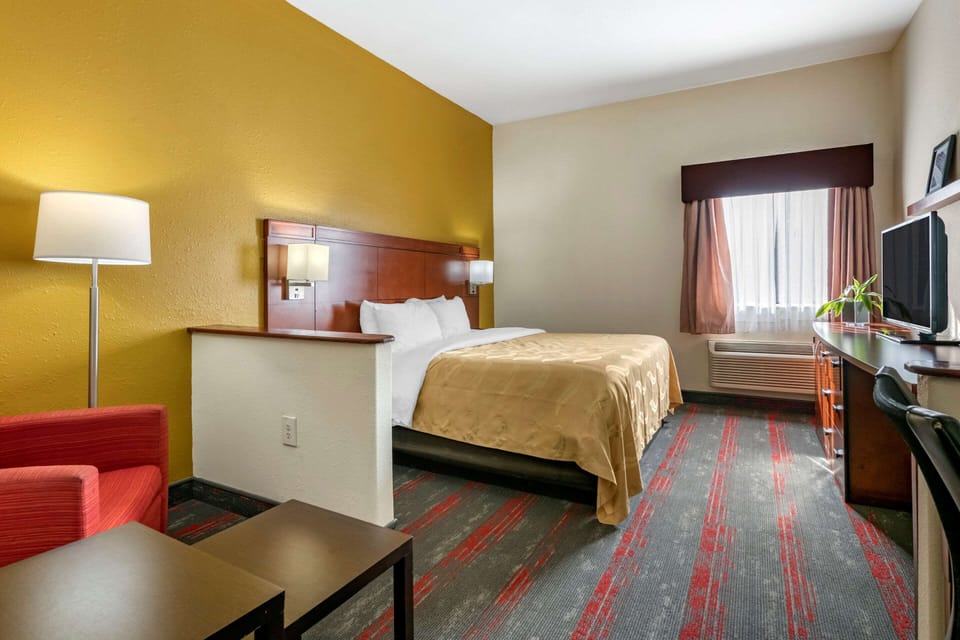 Standard Room, 1 King Bed, Non Smoking | Desk, laptop workspace, blackout drapes, soundproofing