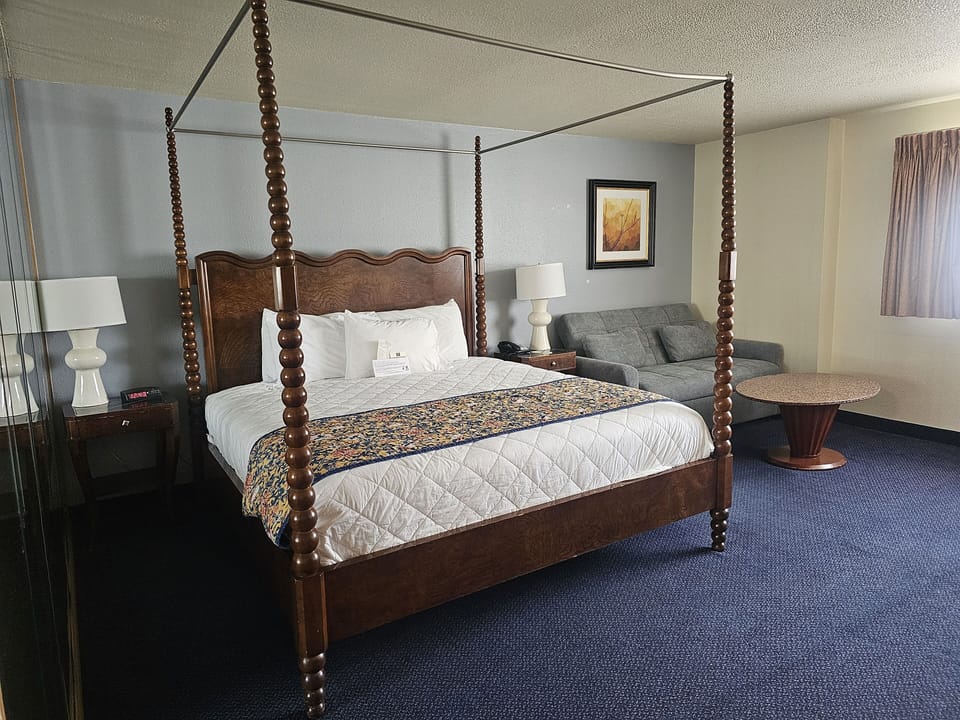 Junior Suite, 1 King Bed, Non Smoking | Desk, free cribs/infant beds, rollaway beds, free WiFi