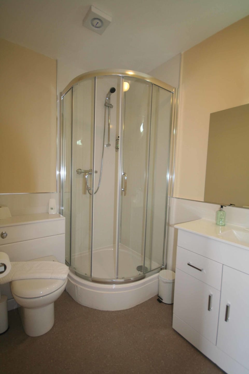 Double Room | Bathroom | Shower, free toiletries, hair dryer, towels
