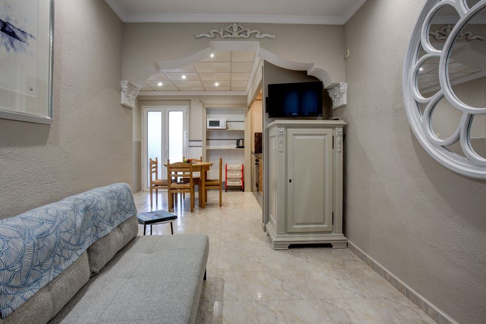 Bungalow Confort | Living area | 43-inch flat-screen TV with satellite channels, TV