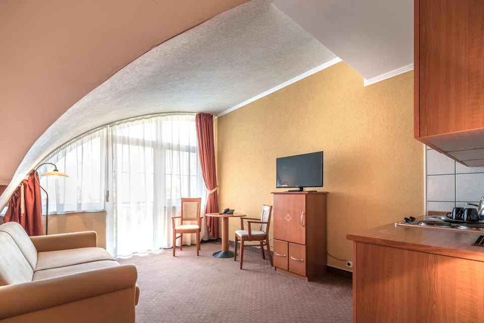 Standard Suite | In-room safe, desk, blackout drapes, free WiFi