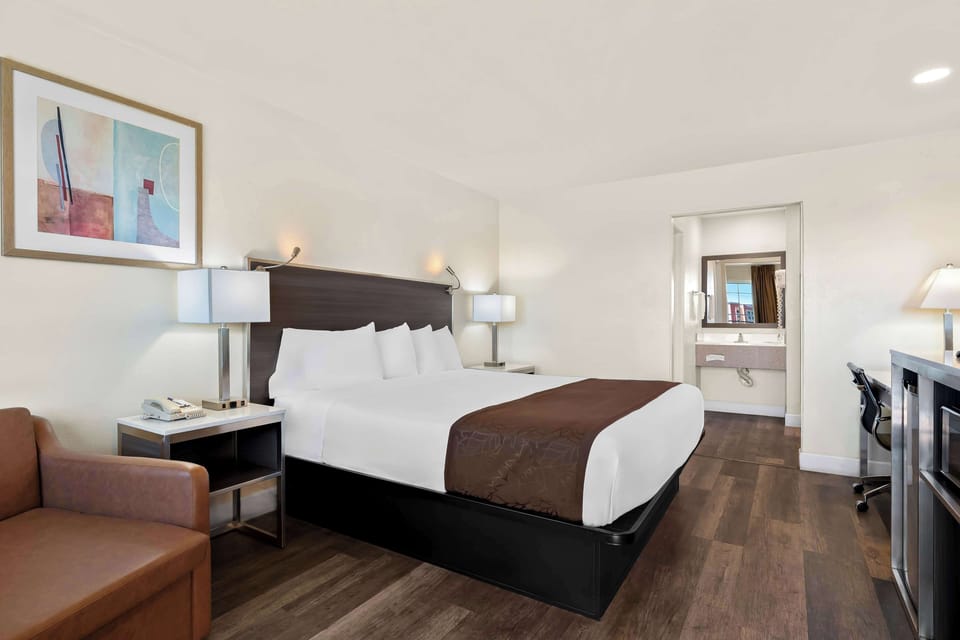 Room, 1 King Bed, Non Smoking | Desk, iron/ironing board, cribs/infant beds, rollaway beds