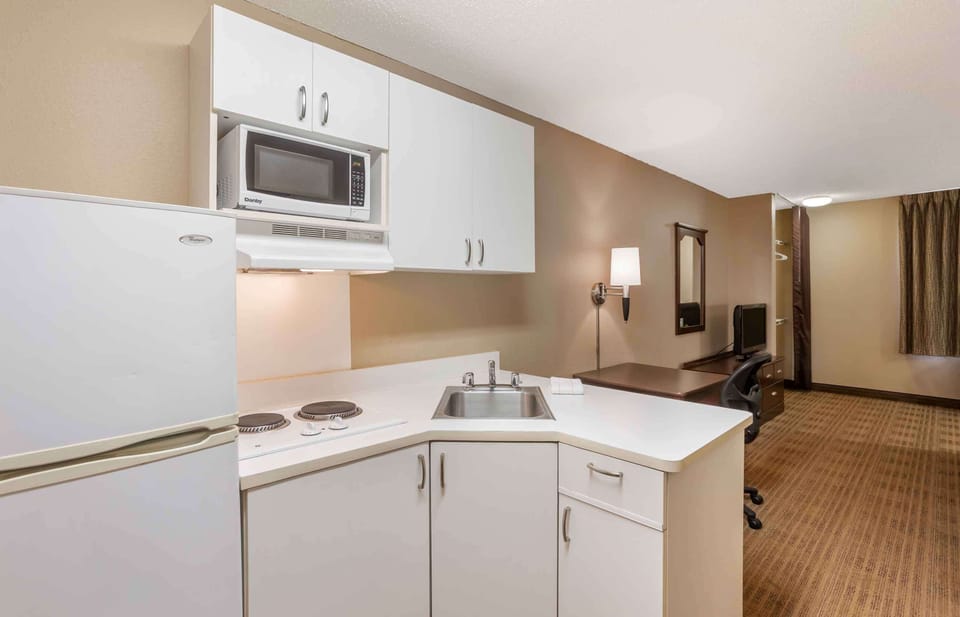 Studio, 1 King Bed, Non Smoking | Desk, WiFi (free), bed sheets