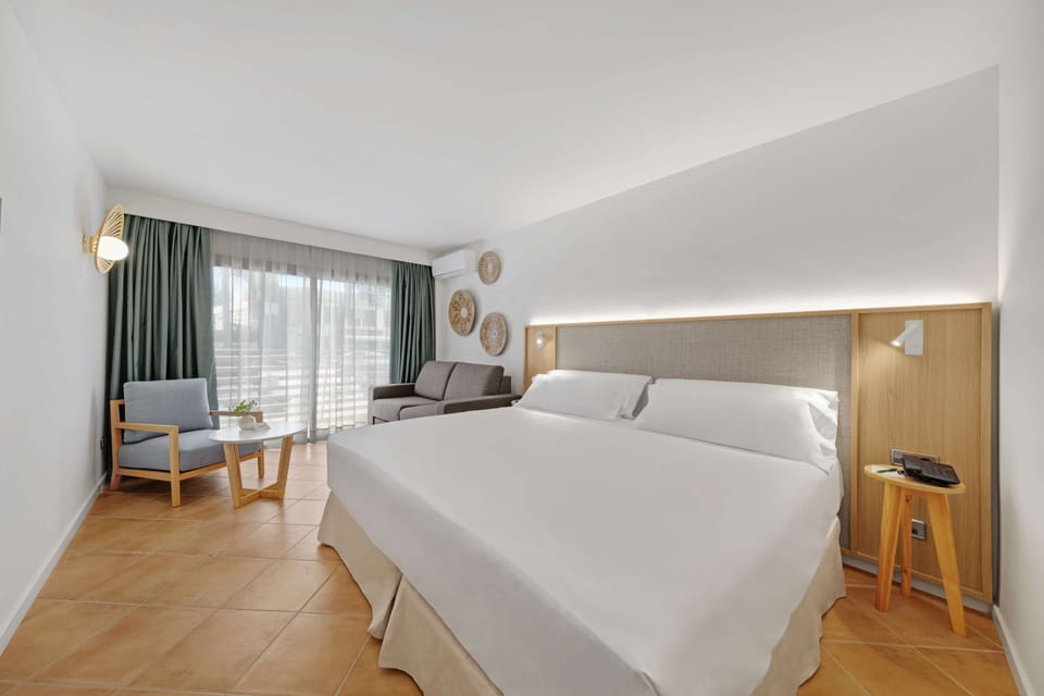Down comforters, in-room safe, desk, iron/ironing board