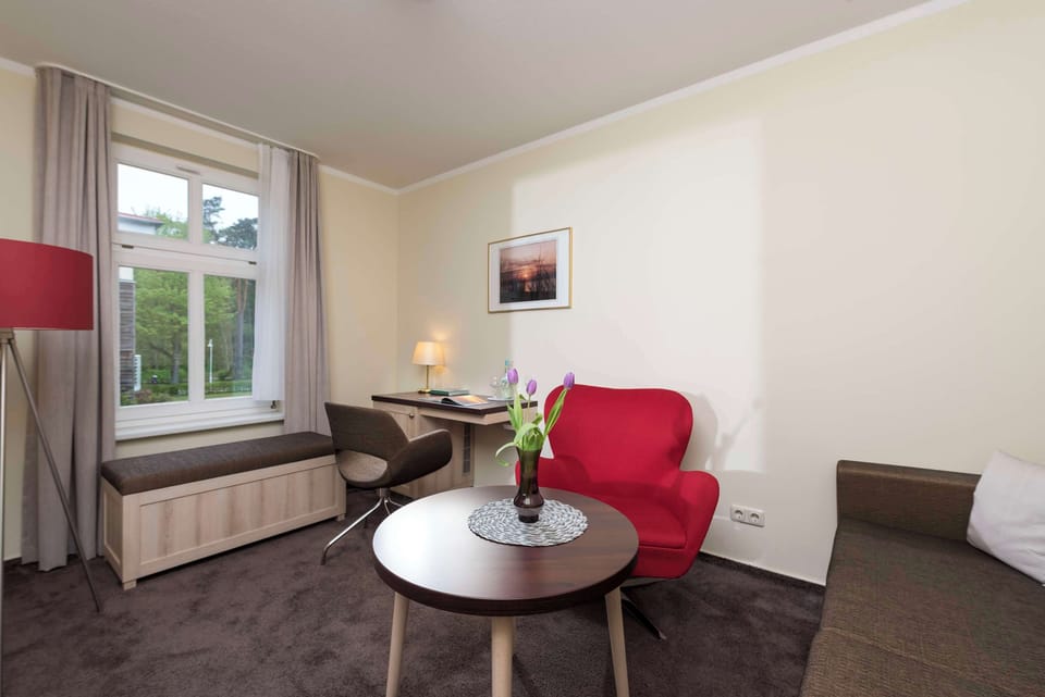 Junior Suite, 1 Double Bed, Annex Building (Cozy Sitting Corner) | In-room safe, desk, cribs/infant beds, free WiFi