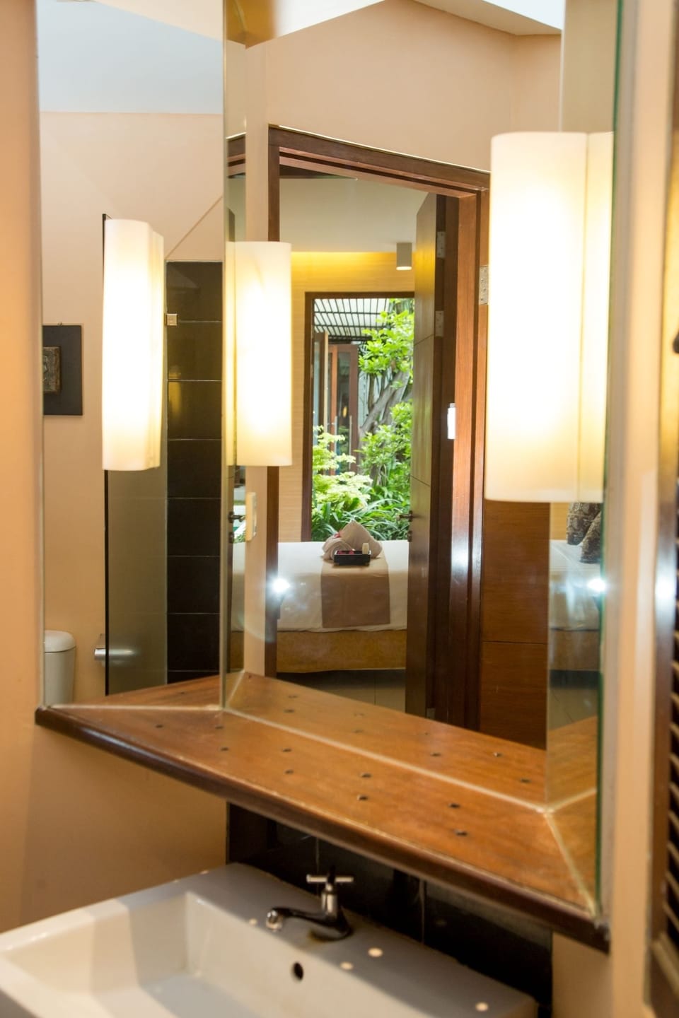 Junior Suite | Bathroom | Shower, free toiletries, hair dryer, slippers