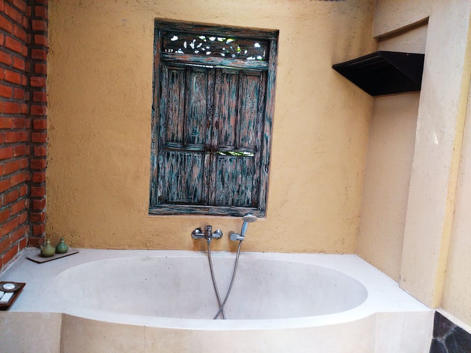 Suite Room | Bathroom | Combined shower/tub, free toiletries, hair dryer, slippers