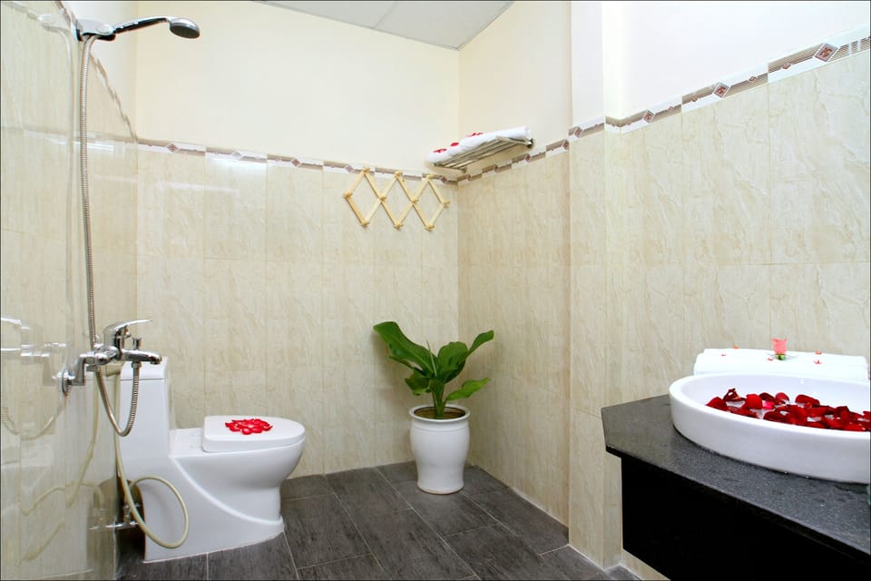 Double Room | Bathroom | Shower, free toiletries, hair dryer, slippers