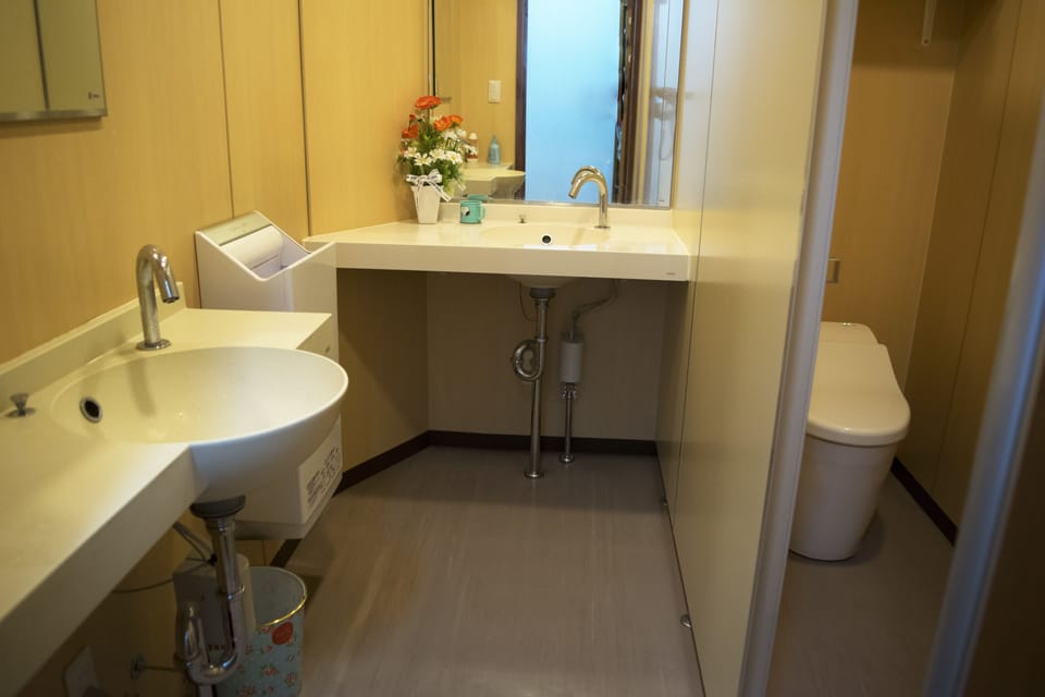 Separate tub and shower, deep soaking tub, free toiletries, hair dryer