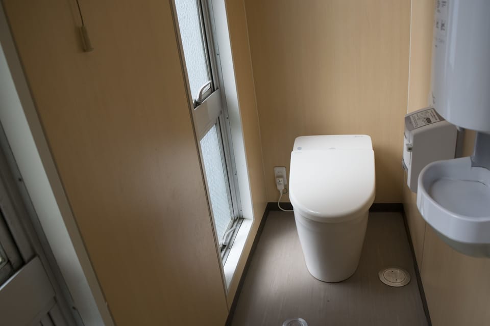 Separate tub and shower, deep soaking tub, free toiletries, hair dryer