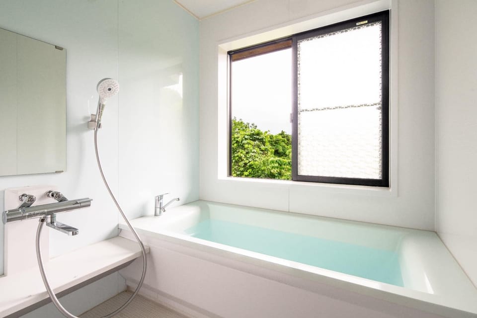 Cottage 5 Beds, Non Smoking | Bathroom | Free toiletries, hair dryer, electronic bidet, towels