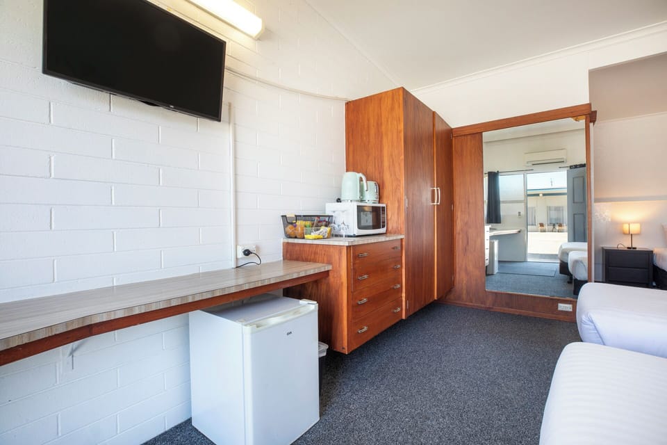 Family Room | Desk, iron/ironing board, free WiFi, bed sheets