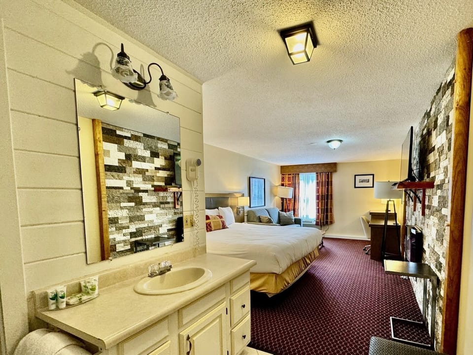 Honeymoon Studio Suite, 1 King Bed with Sofa bed | Desk, iron/ironing board (on request), WiFi (free)