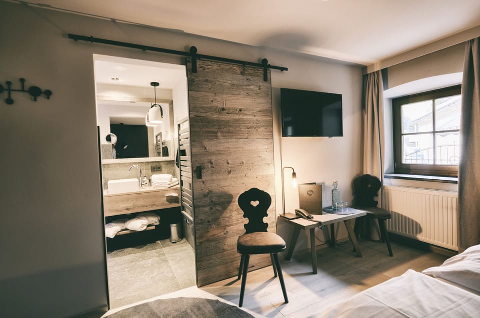 Basic Double Room (Herzige Hannah) | Living area | 30-inch flat-screen TV with satellite channels, TV