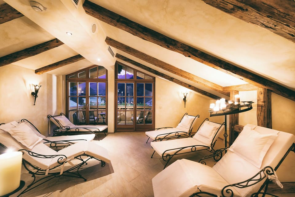 Couples treatment rooms, sauna, body treatments, deep-tissue massages