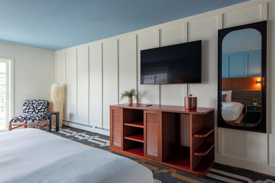 Luxury Room, 1 King Bed, Balcony | Iron/ironing board, WiFi (free), individually decorated