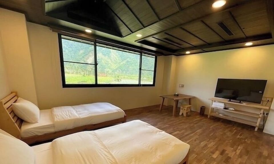 Twin Room | Down comforters, individually decorated, individually furnished