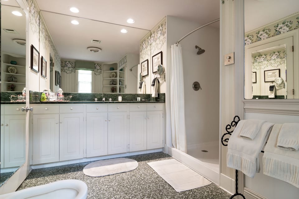 Escape Room | Bathroom | Shower, free toiletries, hair dryer, bathrobes