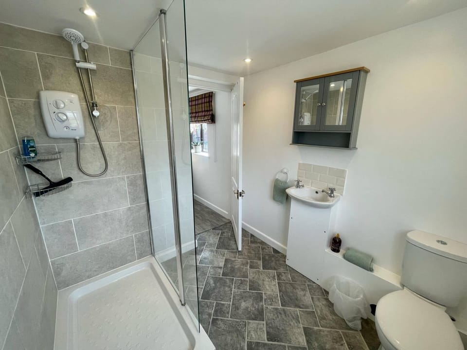 Standard Apartment | Bathroom | Free toiletries, towels
