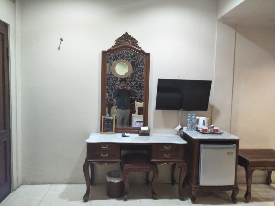 Standard Room | Minibar, in-room safe, desk, laptop workspace