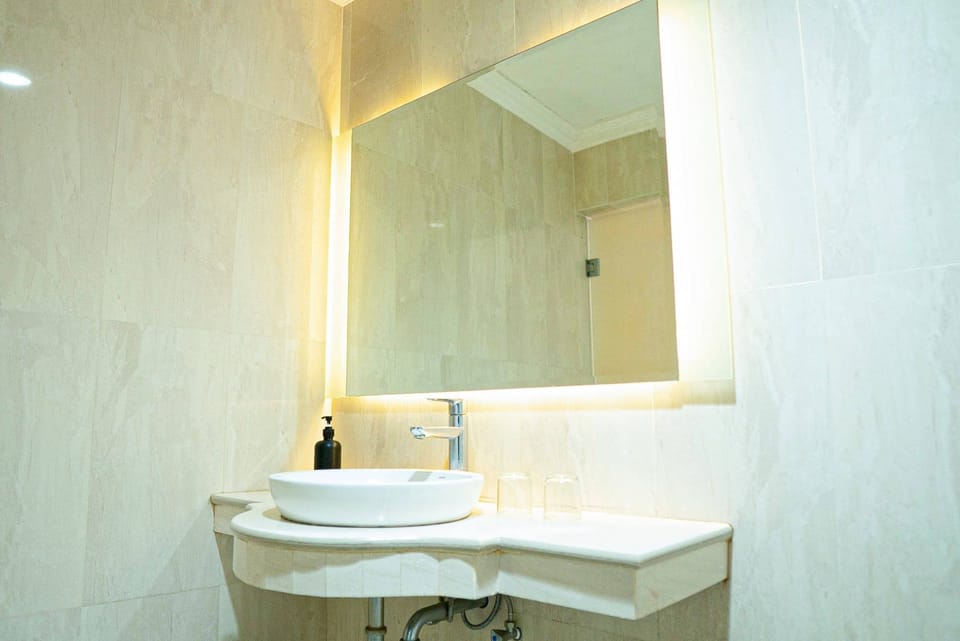 Superior Room | Bathroom | Shower, free toiletries, hair dryer, slippers