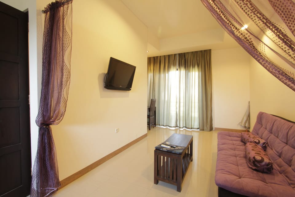Deluxe Room | Living area | Flat-screen TV