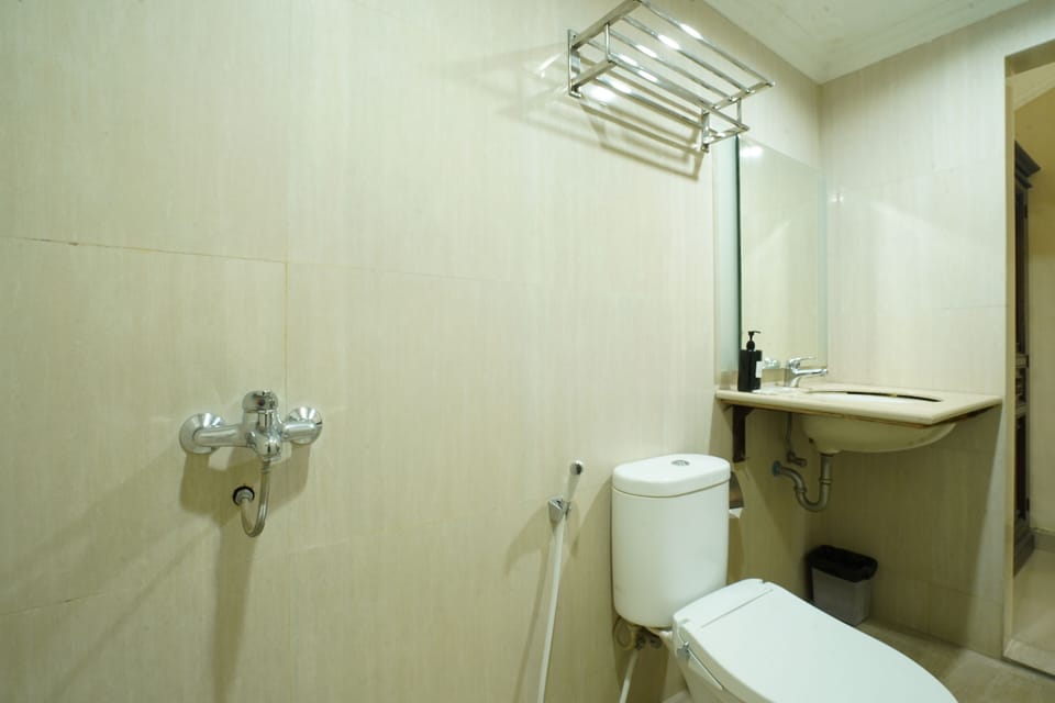 Standard Room | Bathroom | Shower, free toiletries, hair dryer (on request), slippers