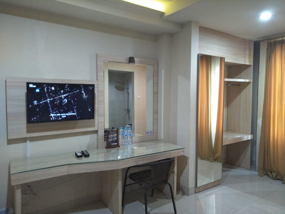 Premium bedding, in-room safe, desk, soundproofing