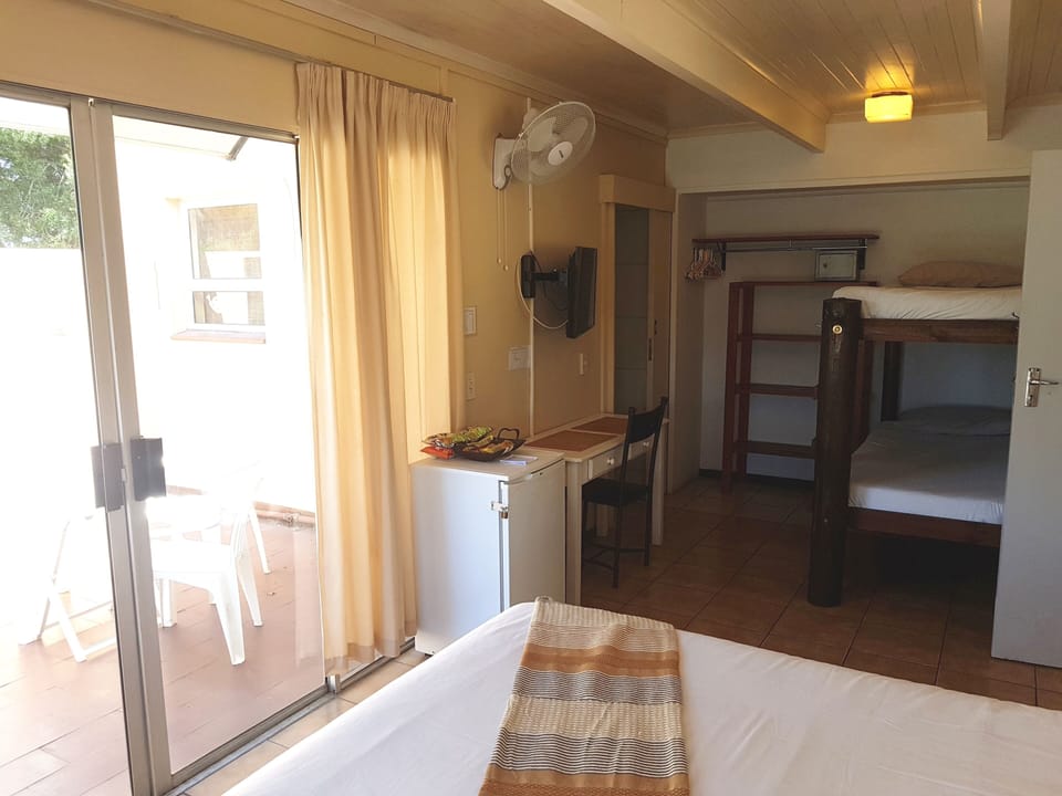 Outeniqua double en-suite | Iron/ironing board, free WiFi, bed sheets
