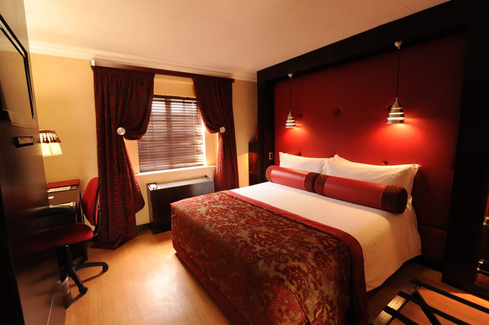 Luxury Suite | Egyptian cotton sheets, premium bedding, down comforters, minibar