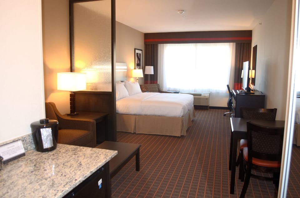 Premium bedding, in-room safe, desk, iron/ironing board