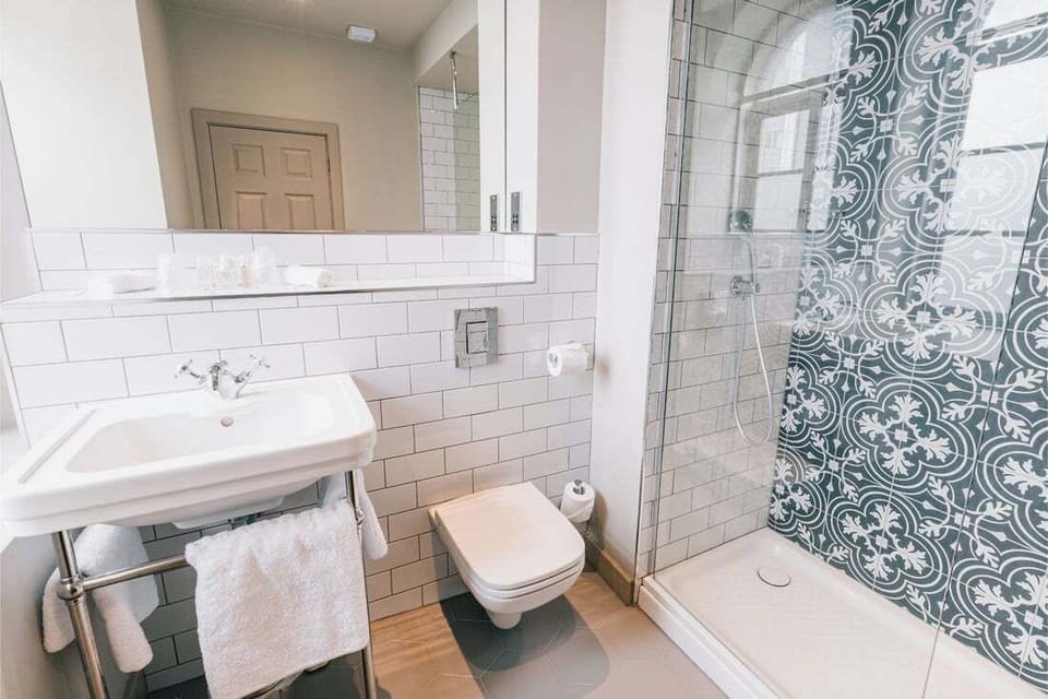 Deluxe Double Room, 1 Double Bed | Bathroom | Eco-friendly toiletries, hair dryer, towels