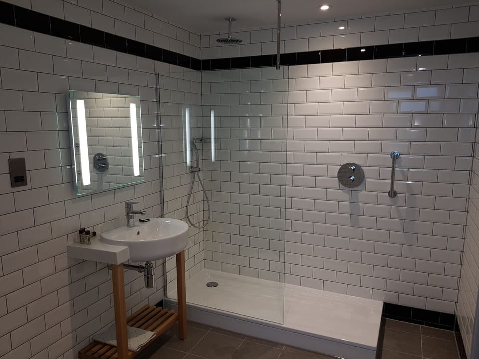 Executive Double Room, 1 Double Bed | Bathroom | Eco-friendly toiletries, hair dryer, towels