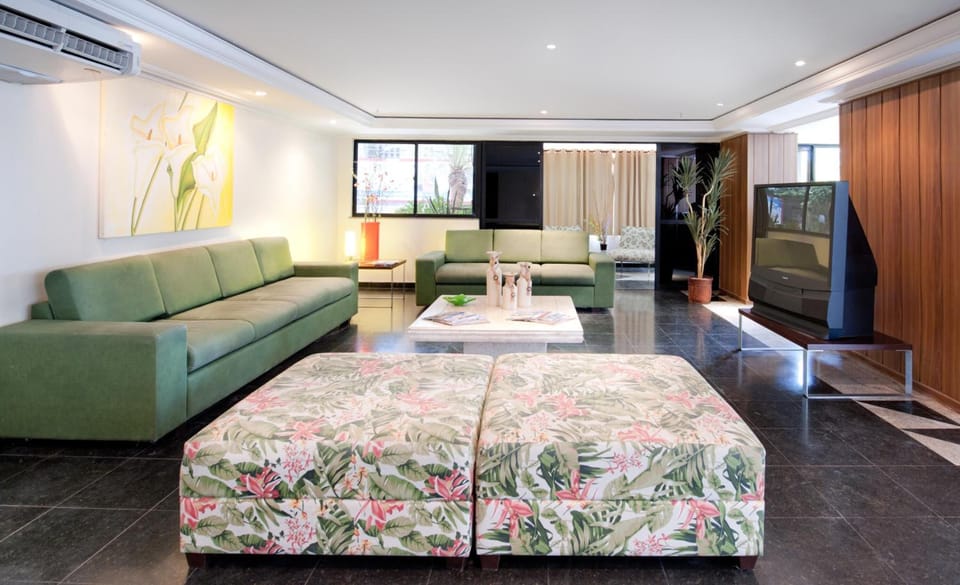 Apartamento Casal | Living room | 32-inch LED TV with cable channels, TV