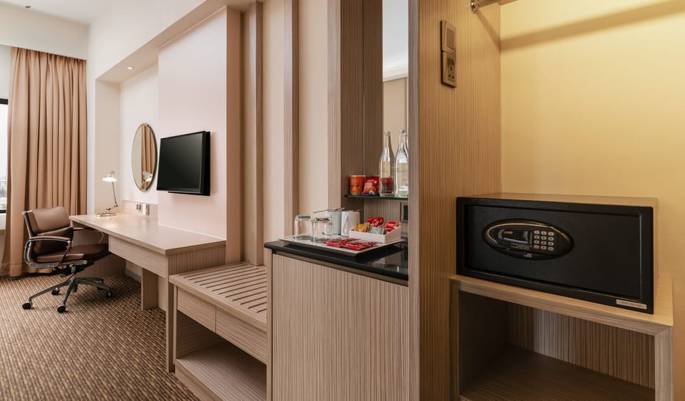 Premier King Room | In-room safe, desk, iron/ironing board, WiFi (free)