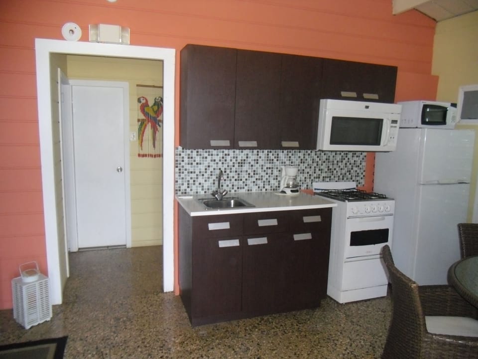 Fridge, coffee/tea maker