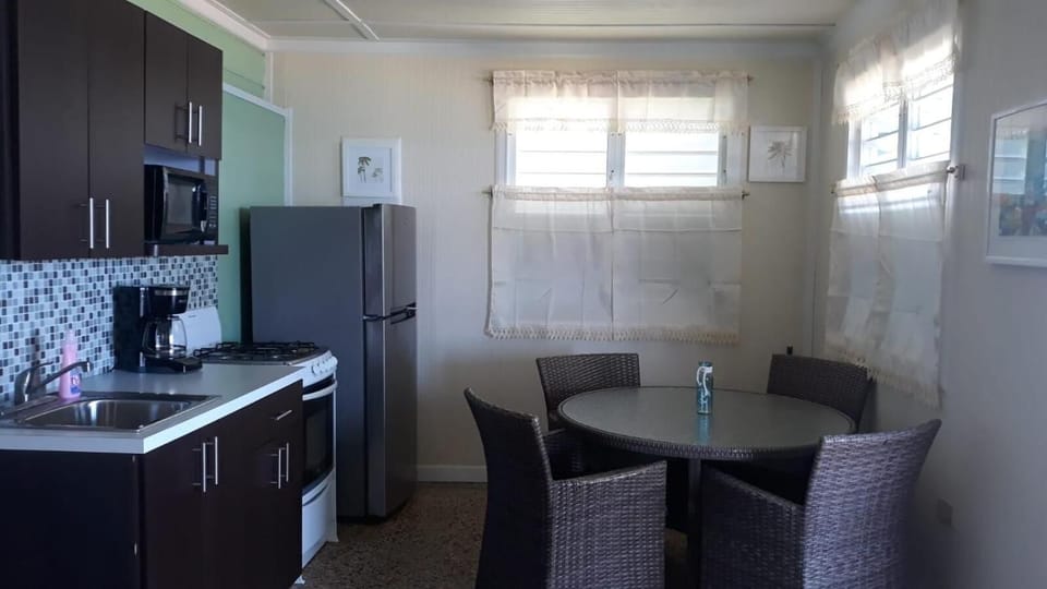 Fridge, coffee/tea maker