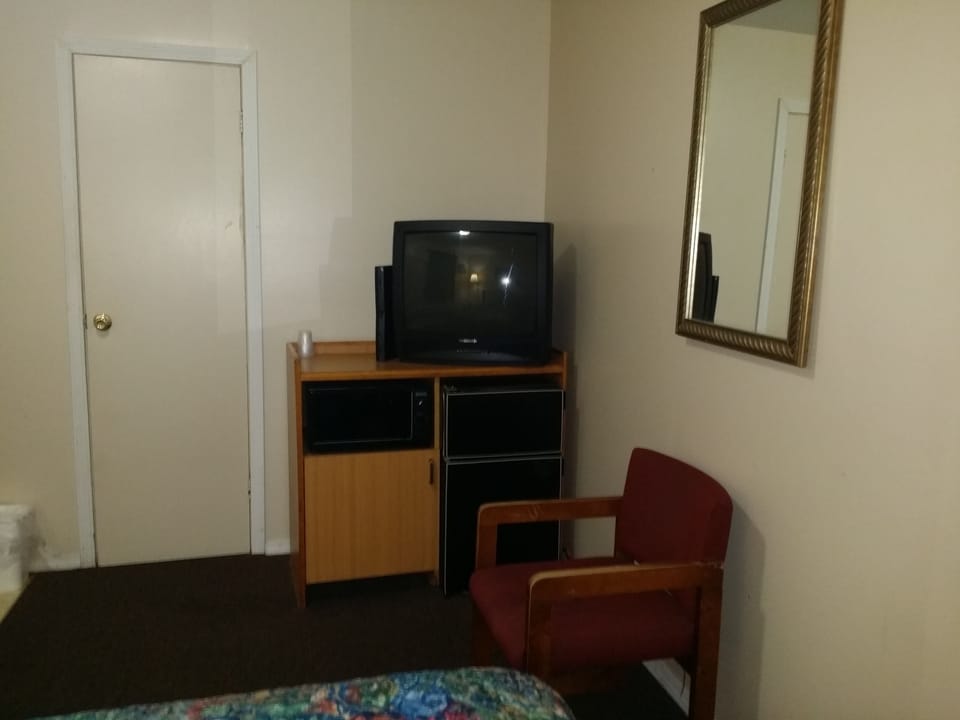 Room, 1 Queen Bed | Iron/ironing board, free WiFi, bed sheets