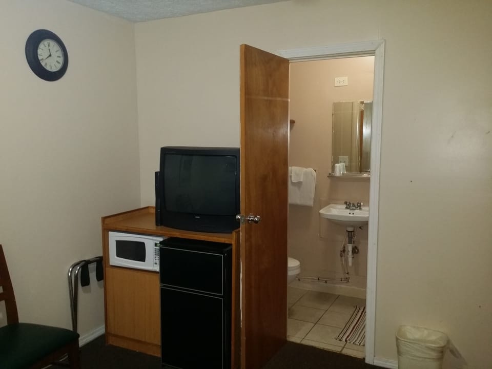 Room, 1 Queen Bed | Iron/ironing board, free WiFi, bed sheets