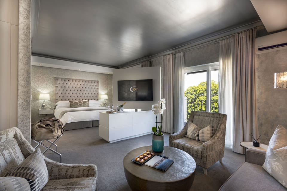 Executive Studio Suite | Minibar, in-room safe, desk, laptop workspace