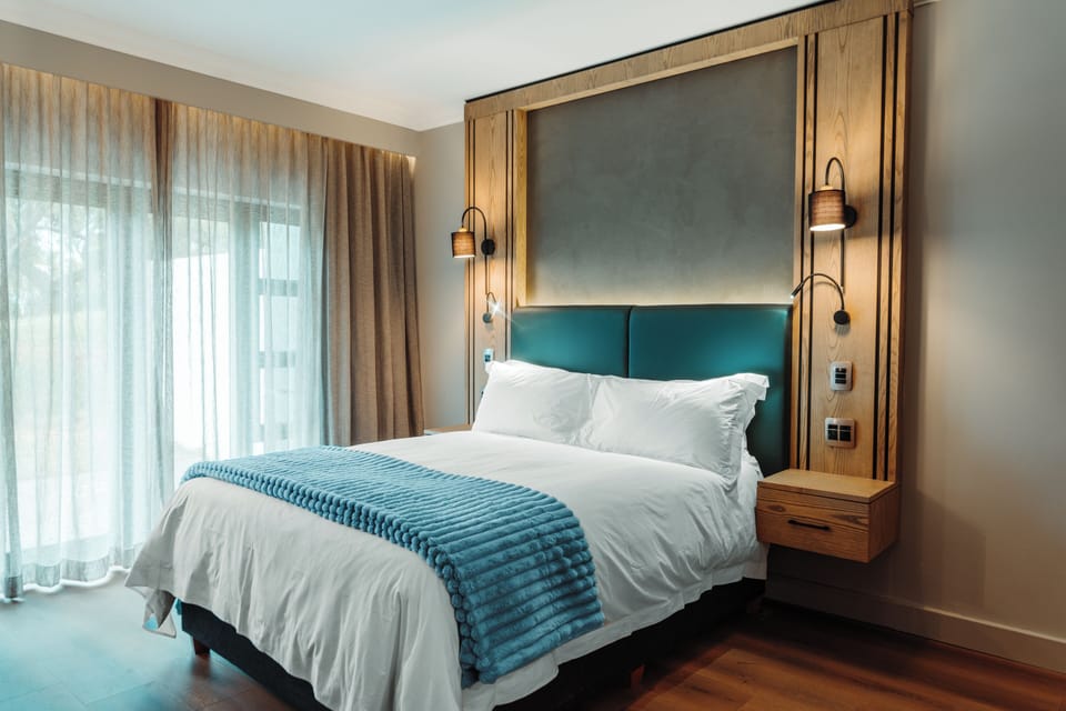 Apartment Room | In-room safe, desk, blackout drapes, bed sheets