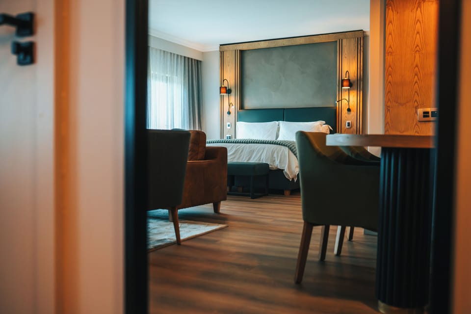 Suites | In-room safe, desk, blackout drapes, bed sheets